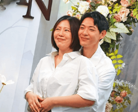 富腾优配 刘品言连晨翔登记结婚照曝光 揽肩搂腰十分恩爱